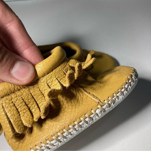 Minnetonka Pa-Poo-Shu Moccasin Natural Yellow Fringe Leather Baby Booties Shoes - Picture 3 of 9